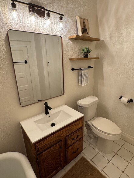 Unit 3 bathroom - 209 N William St
