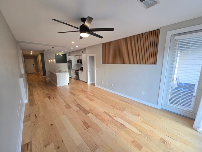 Building Photo - Spacious 2/2 Oak Lawn Condo w/ All Applian...