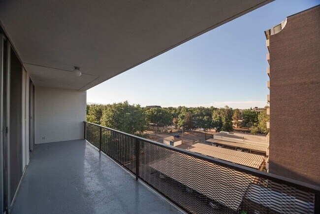 Building Photo - 421 S Howes St