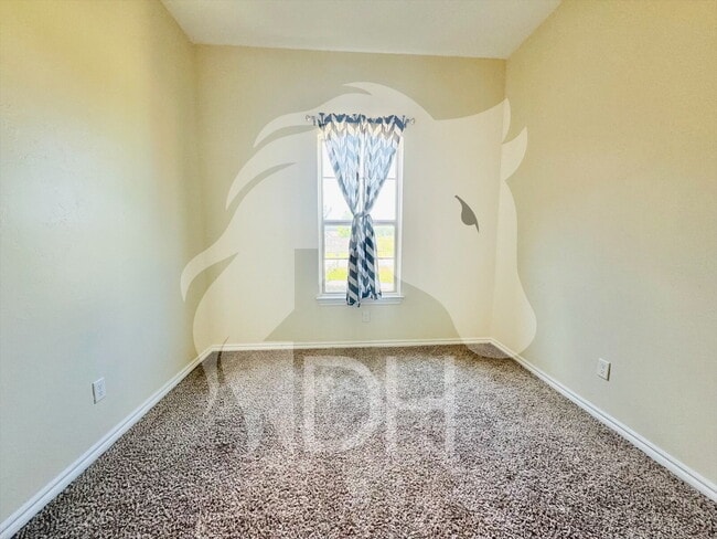 Building Photo - 924 N Creek Dr