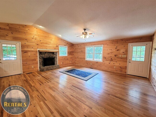 Building Photo - 3/2 One-Level Living Cabin in A Serene Setting!