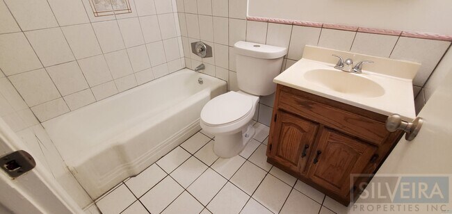 Building Photo - 1642 N Russell Ave