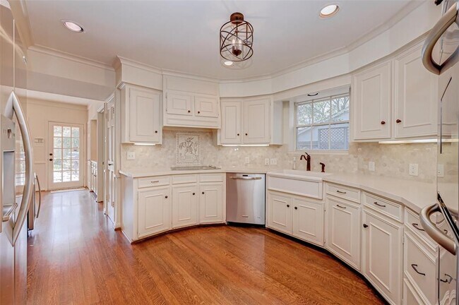 Building Photo - 12419 Huntingwick Dr