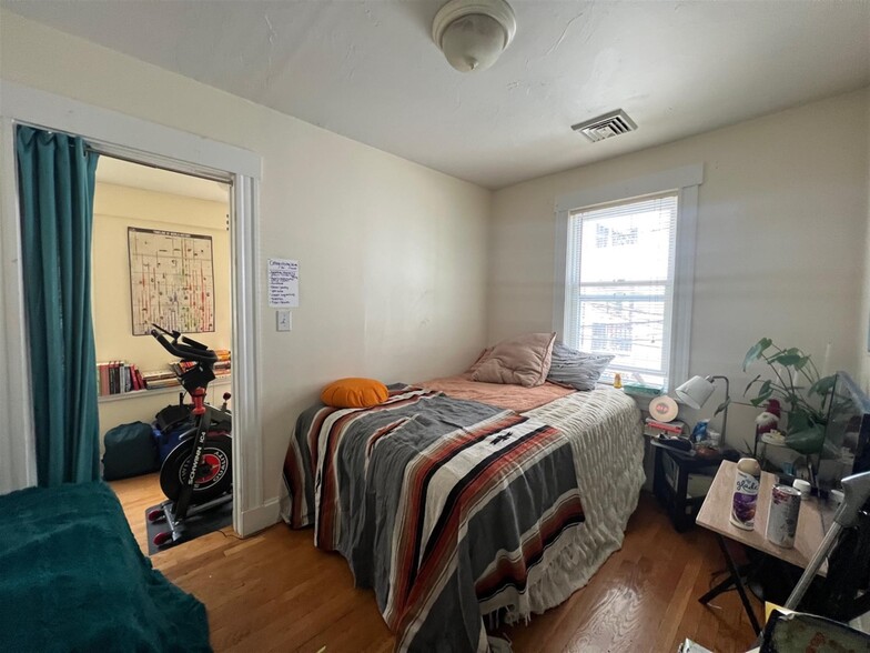 Primary Photo - 119 Albion St