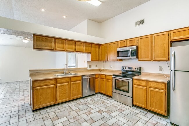 Building Photo - 3 Bedroom Duplex in Coppell – Private Back...