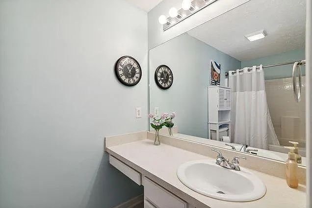 Building Photo - Move-In Ready Townhouse in Prime Location ...
