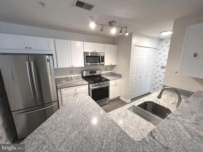 Building Photo - Beautiful 3 bedroom, 2 full bath condomini...