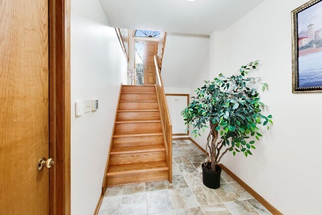 Building Photo - 943 W Essex Pl