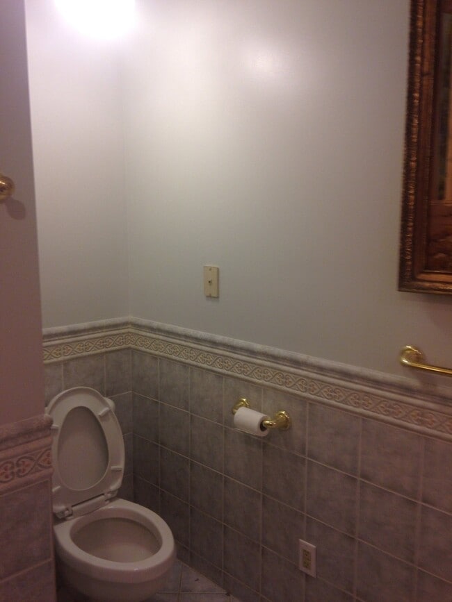 Building Photo - Immaculate three bedroom home in Ashland.