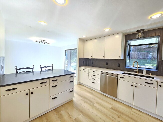 Building Photo - $2,995 - 5 Bed / 3 Bath Beautiful Home in ...