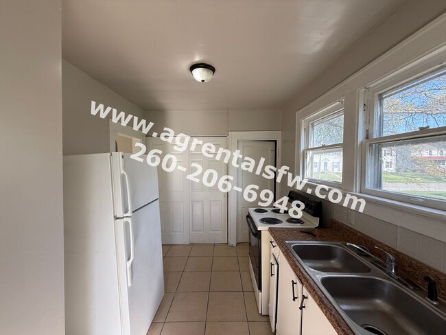 Building Photo - 2 Bedroom House