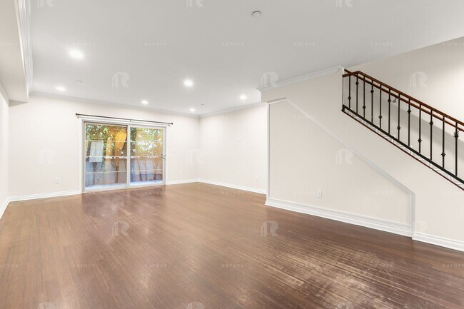 Interior Photo - (AN/TI/YO:A) 5056 Laurel Canyon Blvd