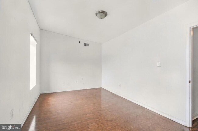 Building Photo - 1631 W Girard Ave