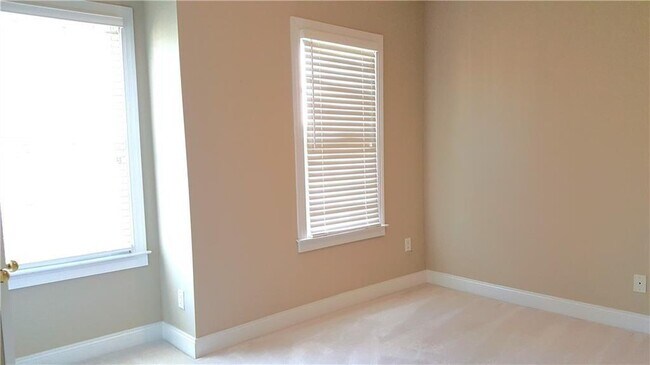 Building Photo - 3002 Montclair Cir SE
