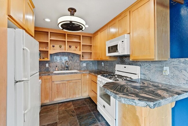 Building Photo - 531 Dufour St