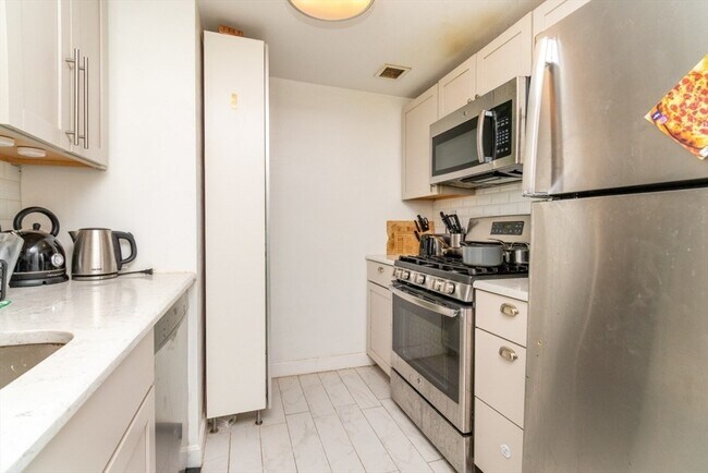 Building Photo - 15 N Beacon St