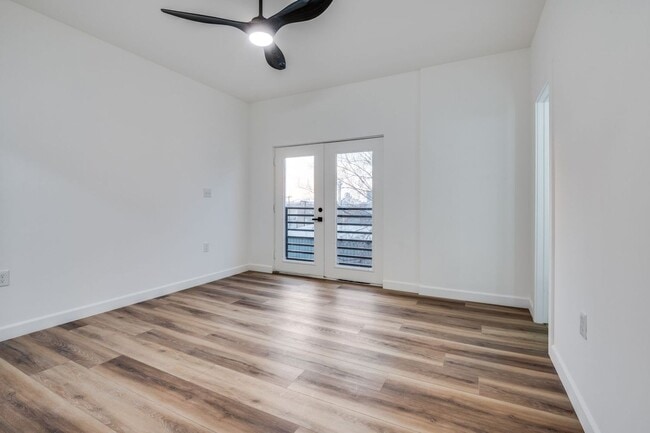 Building Photo - Spacious Townhouse in Dallas