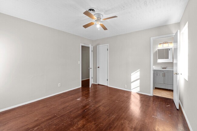 Building Photo - 2021 Fernwood Cir