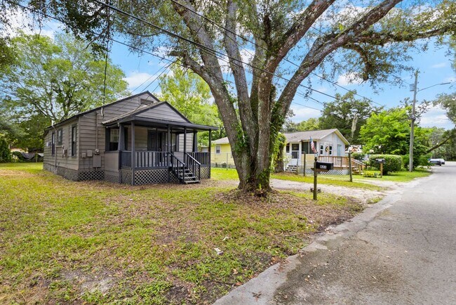 Building Photo - 3 bedroom with large yard $1525.00 ** Read...