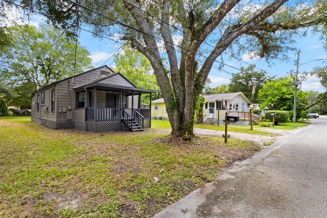 Building Photo - Spacious 3bdrm/1bath Home with large yard ...