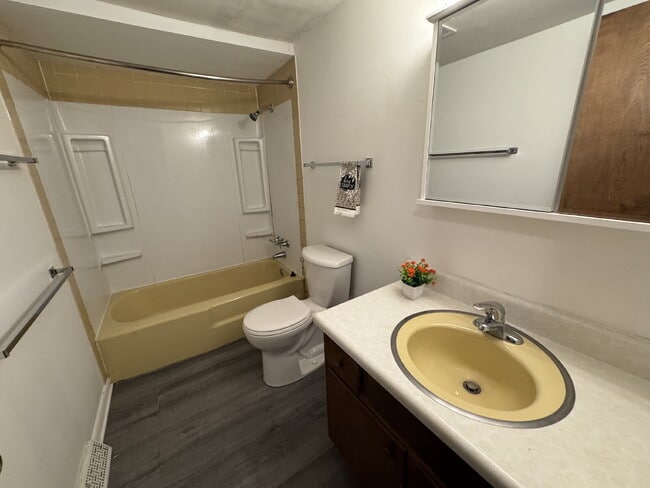 Building Photo - Main-Level 2 Bedroom 1 Bath Apartment Magic You’ll Love Coming Home To!