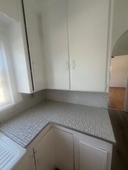 kitchen - 800 N Mansfield Ave