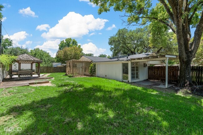 Building Photo - Stunning home located in the heart of Boss...