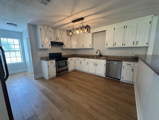 Building Photo - Gulf Breeze - Pineglade - 4 bedroom, 3 bat...