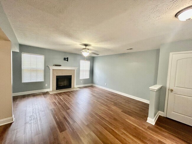 Building Photo - Large 4 Bed, 2.5 bath in Lexington!