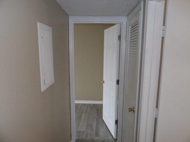 Building Photo - 140 Landings Dr