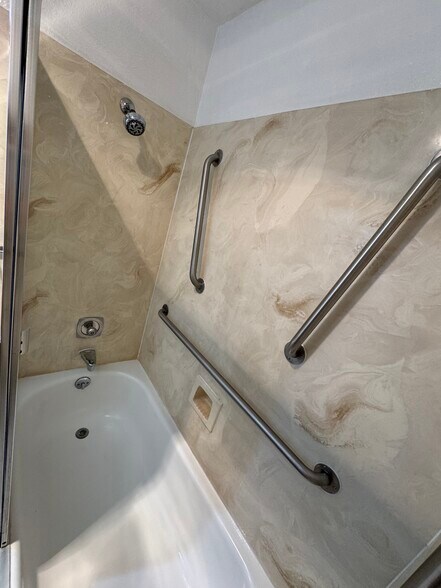 Upstairs bathroom - 1293 City View St