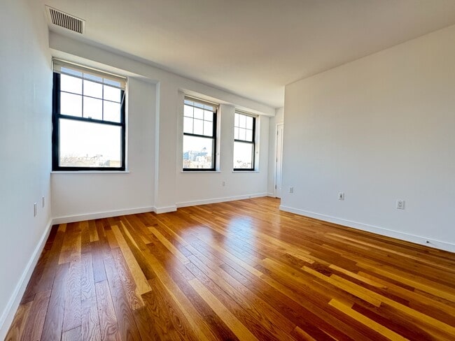 Building Photo - 123 Parkside Ave