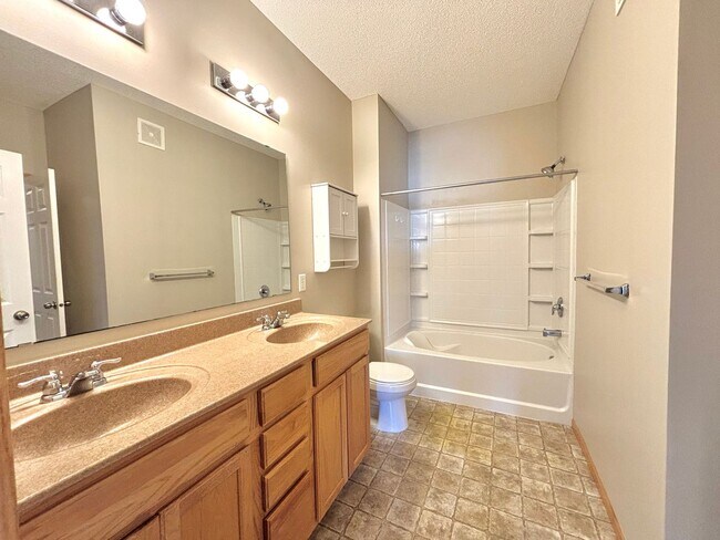 Building Photo - Gorgeous 2bed 2bath Townhome in Bailey’s Arbor