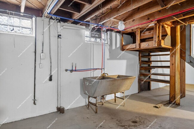 Building Photo - Charming Recently Renovated 3-Bedroom Bungalow in Detroit!