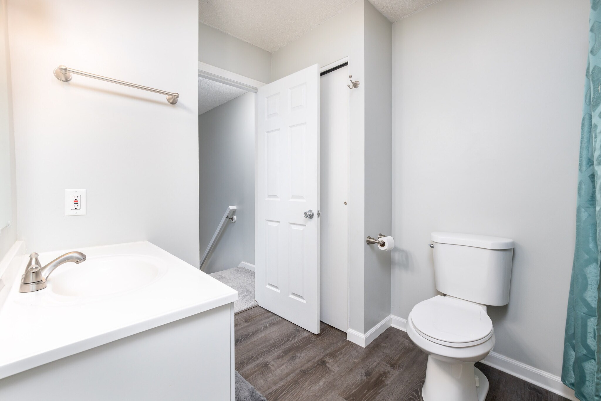 Building Photo - 15 Lake Dr