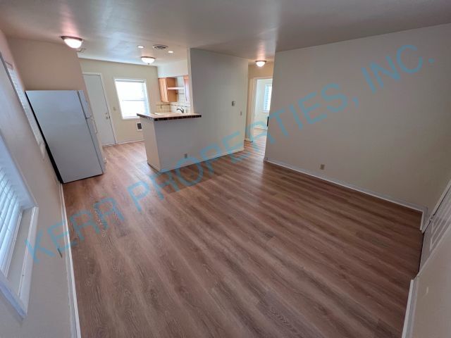 Building Photo - FREE RENT! Charming 2-Bed Duplex in Vibrant SE Portland – Cozy 660 Sq Ft Gem!