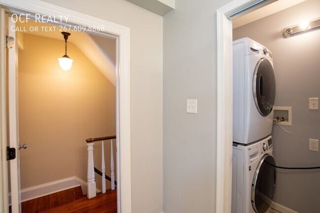 Building Photo - 2211 Bainbridge St