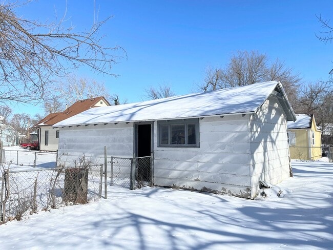 Building Photo - 3 Bed, 2 Bath Bungalow