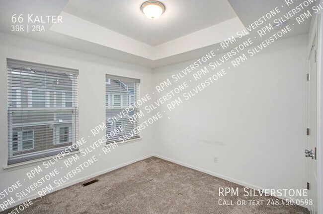 Building Photo - Spacious 3-bedroom
