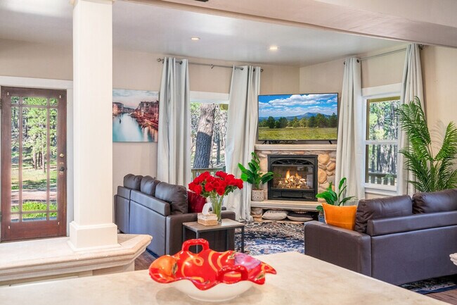 Building Photo - 4955 Hidden Hollow Rd