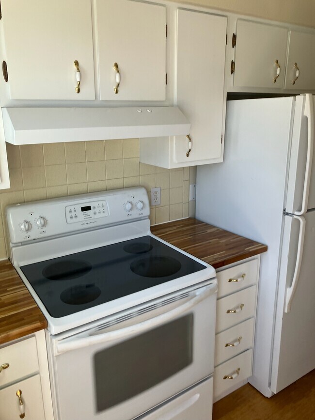 kitchen - 5390 King Ct