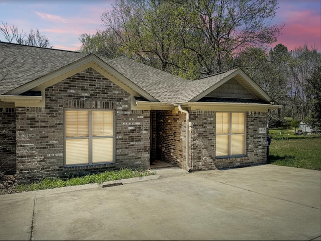 Building Photo - 698 Mulberry Rd