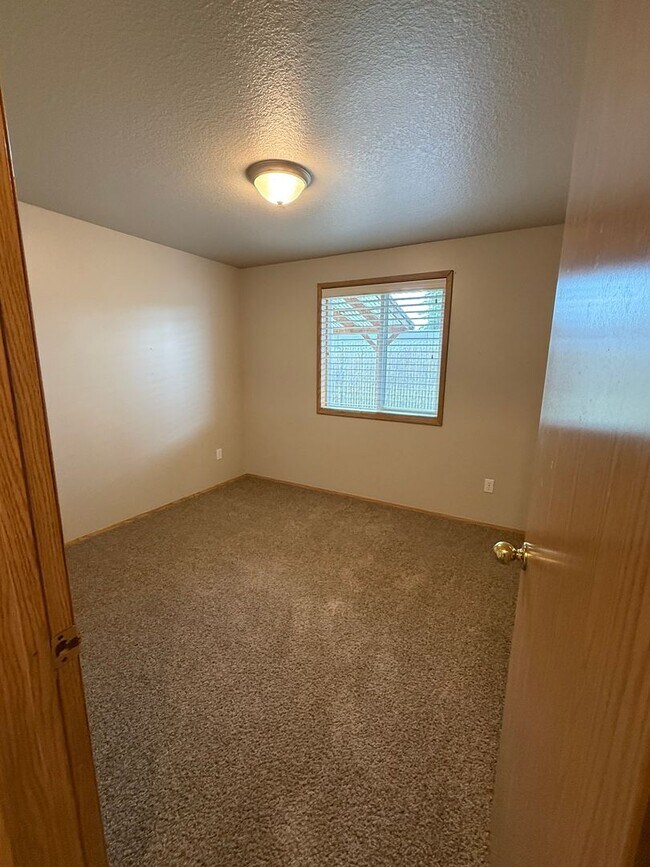 Building Photo - Woodland Ranch 3Bd/2Ba Home with Large Fully Fenced Yard - Easy Access to I-5