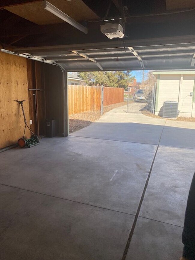 Building Photo - Sweet 4 bd, 2 bath, 2+car garage near MidTown