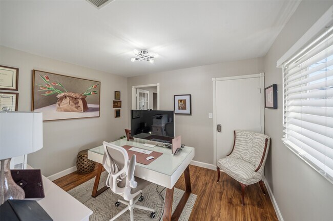 Building Photo - 2009 N Durham Dr