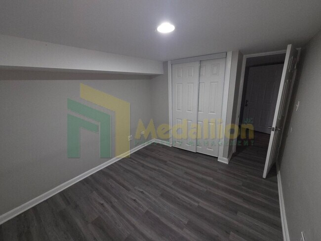 Building Photo - 3-Bedroom Duplex Downstairs unit in 2-Flat with Parking