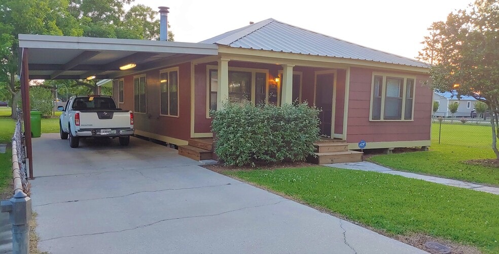 Street view, covered parking, covered front porch - 708 Vincent St