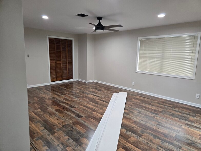 Building Photo - 115 Sandager Ave