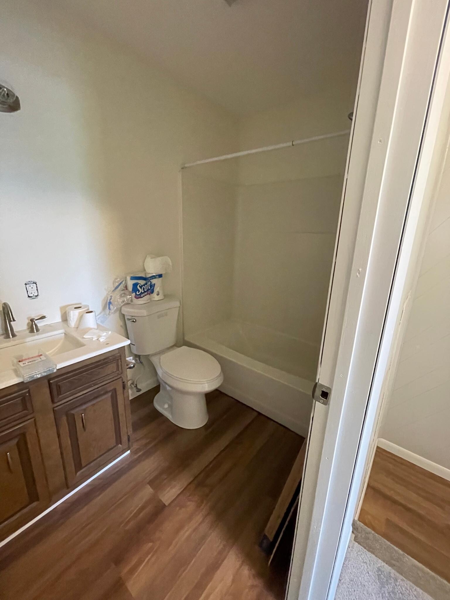 Full Bath - 808 Southgate Dr
