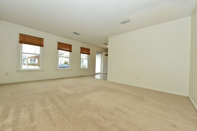 Building Photo - Gourmet Kitchen!